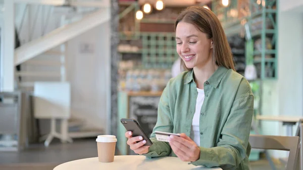 Compras en línea en Smartphone en Café —  Fotos de Stock