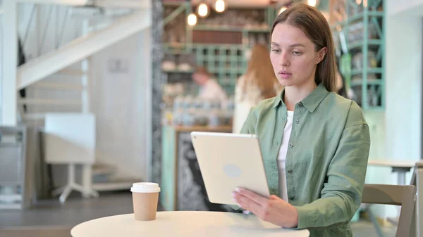 Kafe 'de Tablet kullanan Ciddi Profesyonel Kadın — Stok fotoğraf