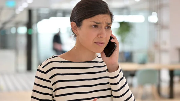 Ritratto di aggressiva donna indiana arrabbiata su Smartphone — Foto Stock