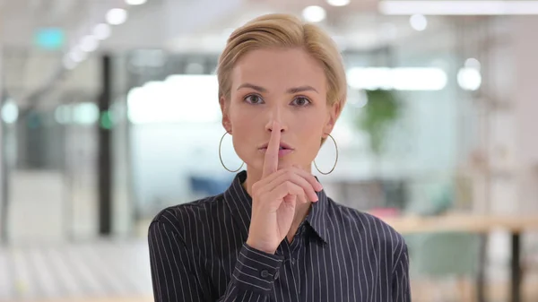 Portret van jonge zakenvrouw Putting Finger on Lips, Stil gebaar — Stockfoto