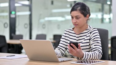 Genç Hintli Kadın İş İçin Akıllı Telefon Kullanıyor