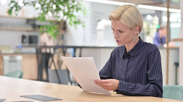 Fokuserad affärskvinna Läsa dokument i Office — Stockfoto