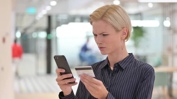 Portrait of Unsuccessful Online Payment on Smartphone by Businesswoman — Stock Photo, Image