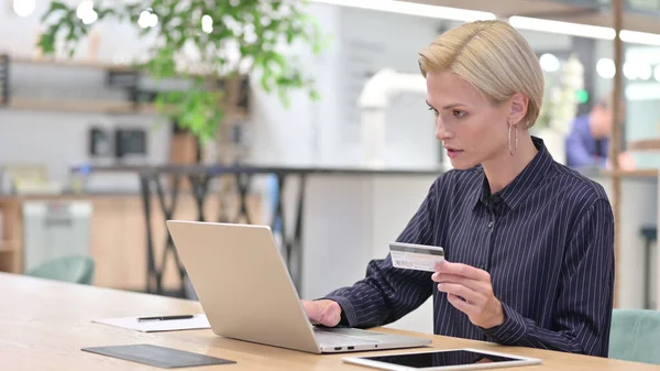 Young Businesswoman making Online Payment on Laptop — Stock Photo, Image