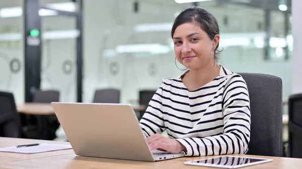 Vidám indiai nő laptoppal igent mond a Head Shake-től — Stock Fotó