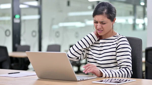 Moe Indiase vrouw met laptop met nekpijn — Stockfoto