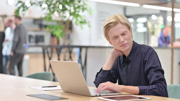 Müde junge Geschäftsfrau mit Laptop hat Nackenschmerzen im Büro — Stockfoto
