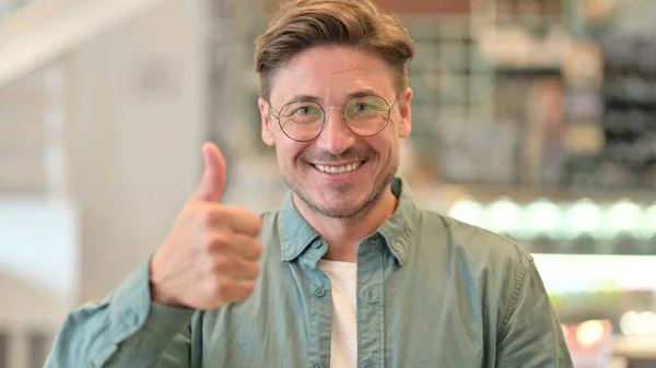 Retrato de Homem Positivo de Idade Média fazendo Polegares para cima — Fotografia de Stock