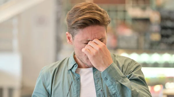 頭痛を持つ排気中年男の肖像画 — ストック写真