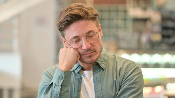 Uykucu Orta Çağ Adamı 'nın Kestirirken Portresi