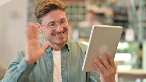 Portrét muže středního věku, který dělá video chat na digitální tabletu — Stock fotografie