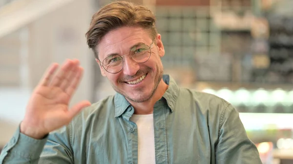 Retrato del atractivo hombre de mediana edad haciendo Video Chat —  Fotos de Stock