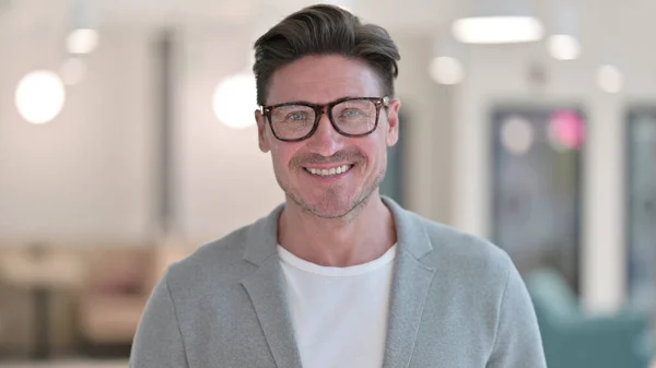 Orta yaşlı adamın portresi evet diyor. 