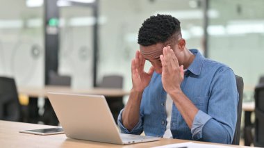 Gergin Afrikalı Adam Ofiste Baş Ağrısı çekiyor 
