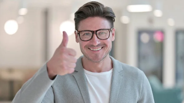 Başparmakları Gösteren Başarılı Orta Çağ Adamı Portresi