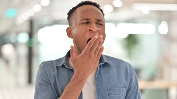 Porträtt av Sömniga Casual African Man Yawning — Stockfoto