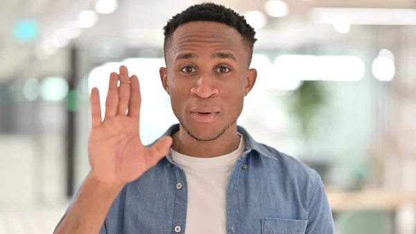 손짓을 중지하는 아프리카 남자의 모습 — 스톡 사진