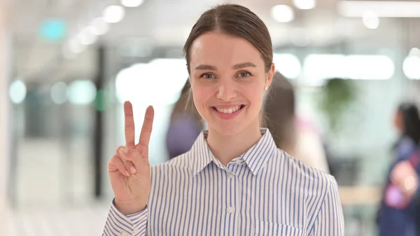 Elle Zafer İşareti Gösteren Pozitif Genç Kadın Portresi — Stok fotoğraf