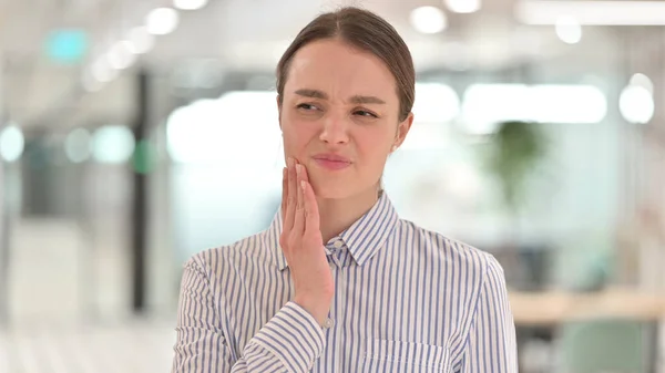 Porträt einer kranken jungen Frau mit Zahnschmerzen, Hohlraum — Stockfoto