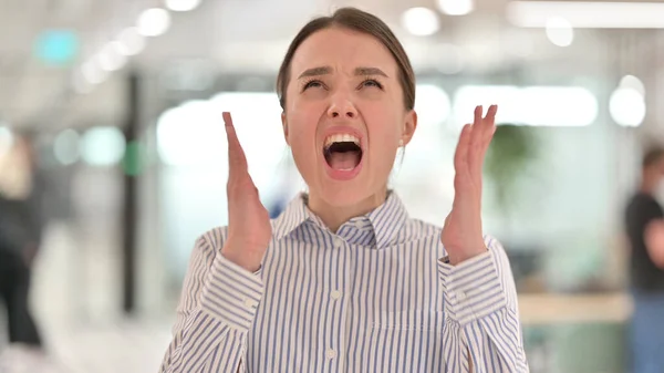Portret wściekłej młodej kobiety Wrzeszczącej, Krzyczącej — Zdjęcie stockowe