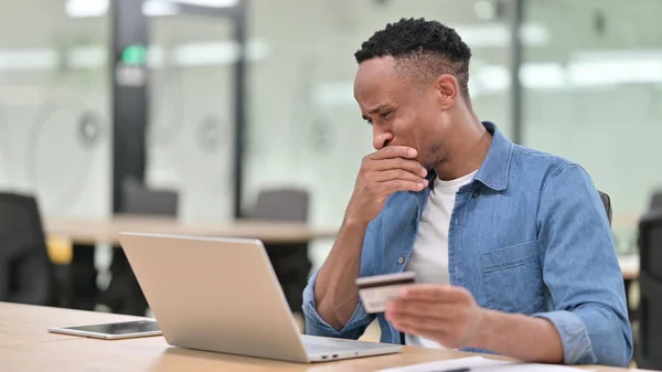 GelegenheitsAfrikaner scheitert mit Online-Bezahlung am Laptop — Stockfoto