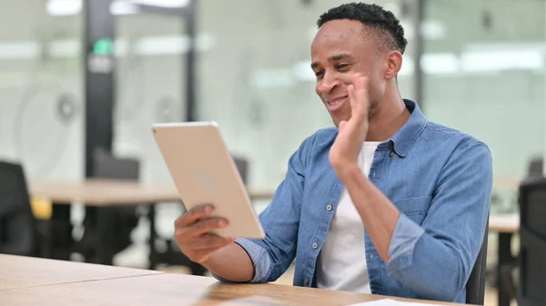 Lässiger Afrikaner bei Video-Chat auf Tablet im Büro — Stockfoto