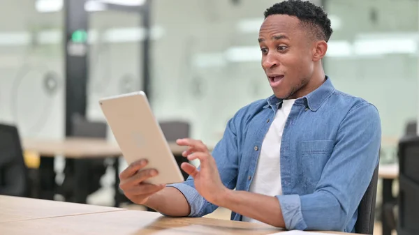 Izgatott alkalmi afrikai férfi ünnepli siker a Tablet — Stock Fotó
