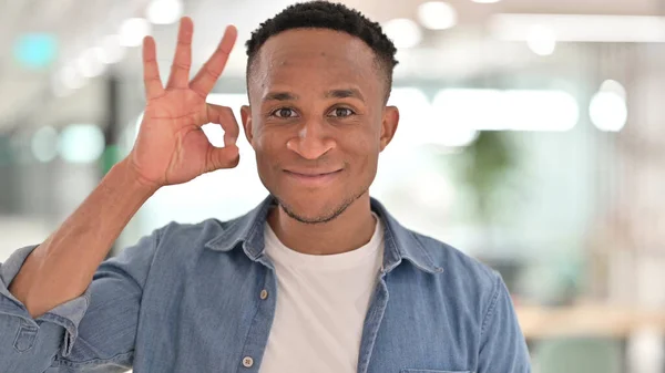 Porträtt av Casual African Man visar OK Sign by Hand — Stockfoto