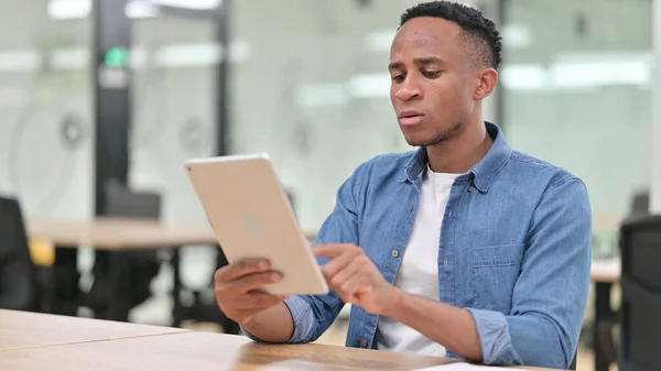 Pensive Casual African Man använder surfplatta i Office — Stockfoto