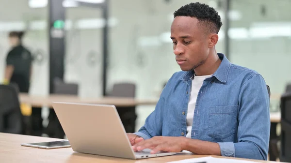 Eleganter, lässiger Afrikaner mit Laptop im Büro — Stockfoto