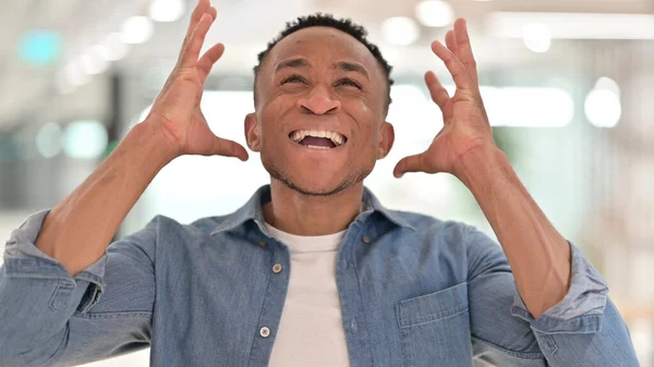 Retrato de Irritado Casual Africano Homem Grito, Gritando — Fotografia de Stock