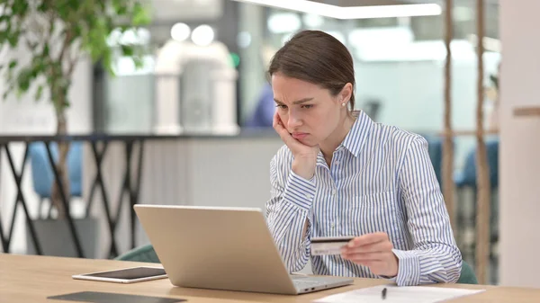 Помилка онлайн платежів на ноутбуці молодої жінки в офісі — стокове фото
