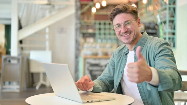 Pouces levées par un homme du Moyen Âge positif travaillant dans Cafe — Photo