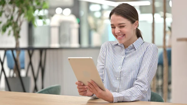 Ofisteki Dijital Tablette Başarı Kutlaması İçin Heyecanlı Genç Kadın — Stok fotoğraf