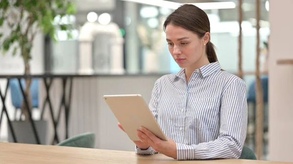 オフィスでデジタルタブレットで働く魅力的な若い女性 — ストック写真