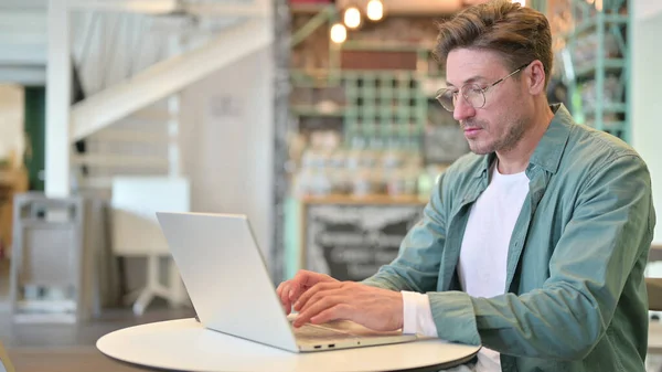 Moyen Age Homme travaillant sur ordinateur portable à Café — Photo