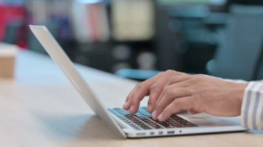 Dizüstü bilgisayarda yazan Afrikalı İşadamının Elleri 