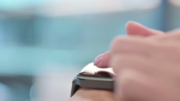 Nahaufnahme weiblicher Hände mittels Smartwatch — Stockvideo