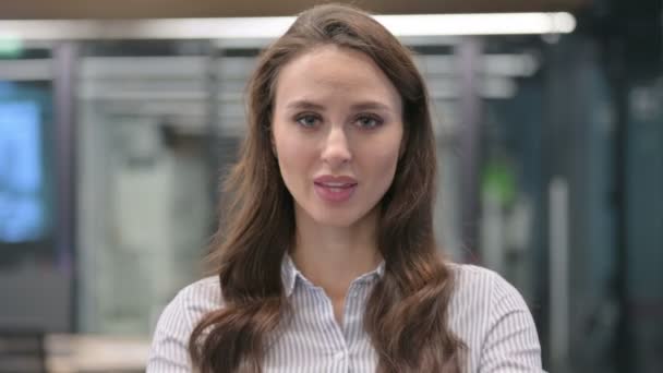 Porträt einer jungen Unternehmerin, die einladend in die Kamera zeigt — Stockvideo