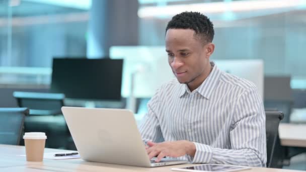 Hüvelykujj fel afrikai üzletember laptoppal a munkahelyen — Stock videók