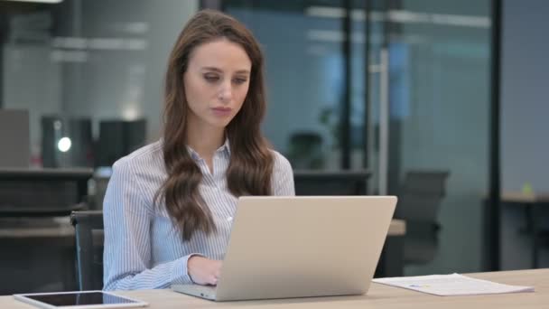 Mladá žena zavírání notebook stojící pryč — Stock video
