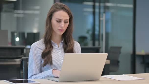 Jovem empresária com dor de cabeça trabalhando no laptop — Vídeo de Stock