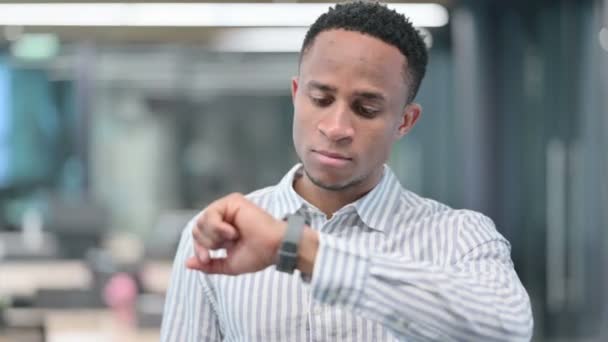 Retrato de Empresário Africano Assistindo Relógio Inteligente, Esperando — Vídeo de Stock