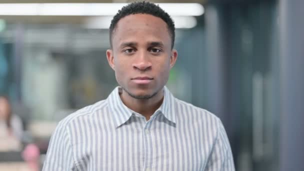 Портрет африканського бізнесмена, який дивиться навколо, пошук — стокове відео