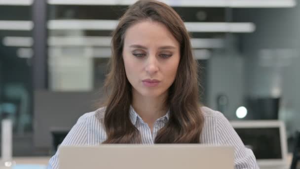 Retrato de la joven empresaria reaccionando a la pérdida en el ordenador portátil — Vídeos de Stock