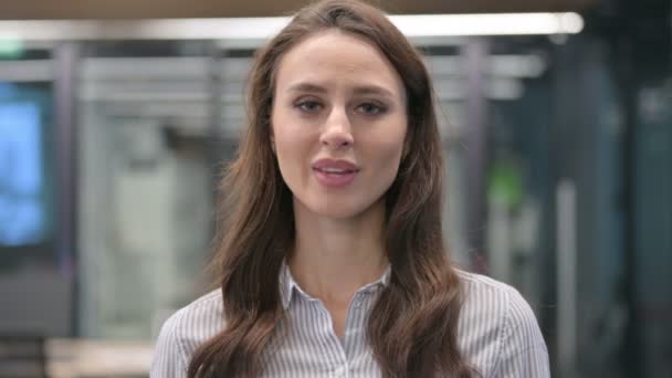 Porträt einer jungen Unternehmerin, die auf die Kamera zeigt — Stockvideo