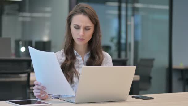 Młoda Bizneswoman z laptopem reaguje na błędy w dokumentach — Wideo stockowe