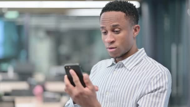 Portret afrykańskiego biznesmena korzystającego ze smartfona — Wideo stockowe