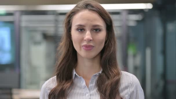 Portrét mladé podnikatelky třesoucí se hlavou jako znamení Ano — Stock video