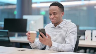 Akıllı Telefon ve İçki Kahvesi kullanan Afrikalı İşadamı şok etti